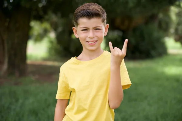 Mooie Blanke Kleine Jongen Draagt Geel Shirt Buiten Staan Doen — Stockfoto