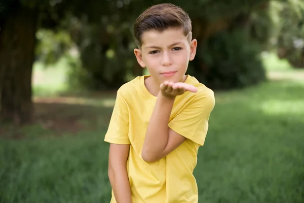 Krásný Kavkazský Chlapeček Žlutém Tričku Stojící Venku Dívající Kameru Jak — Stock fotografie