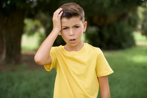 Un Niño Pequeño Lindo Con La Camiseta Amarilla Está En Contra El Fondo Azul  Fotos, retratos, imágenes y fotografía de archivo libres de derecho. Image  31453564