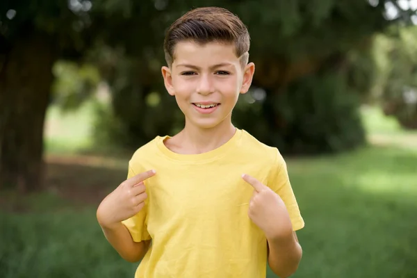 Bellissimo Ragazzo Caucasico Bambino Indossa Giallo Shirt Piedi All Aperto — Foto Stock