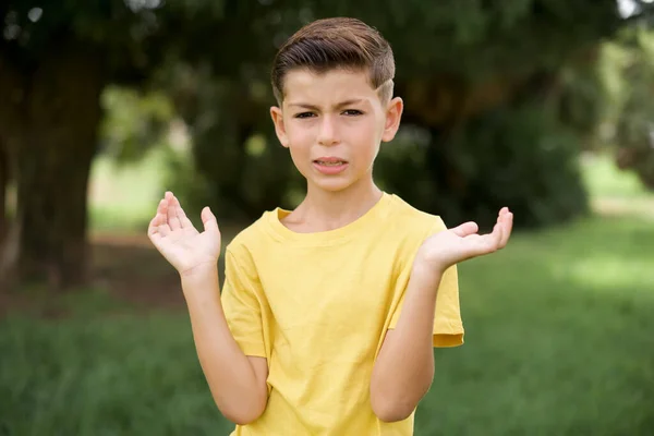 Indignante Hermoso Niño Caucásico Usando Camiseta Amarilla Pie Aire Libre —  Fotos de Stock