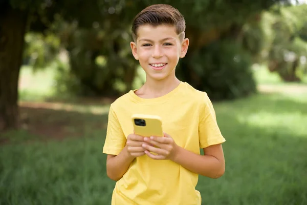 Hermoso Niño Caucásico Niño Vistiendo Camiseta Amarilla Pie Aire Libre —  Fotos de Stock