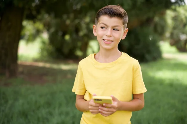 Hermoso Caucásico Niño Pequeño Usando Amarillo Camiseta Pie Aire Libre —  Fotos de Stock