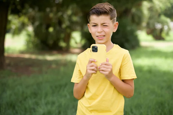 Hermoso Caucásico Niño Pequeño Usando Amarillo Camiseta Pie Aire Libre —  Fotos de Stock