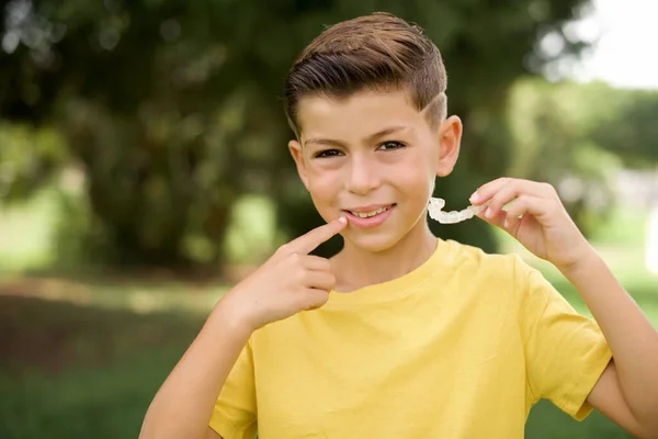 Model Holding Invisible Aligner Pointing Her Perfect Straight Teeth Dental — Stock Photo, Image