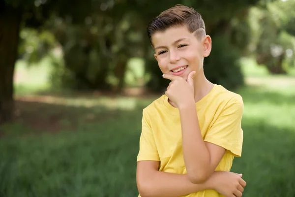 Bello Caucasico Bambino Ragazzo Indossa Giallo Shirt Piedi All Aperto — Foto Stock