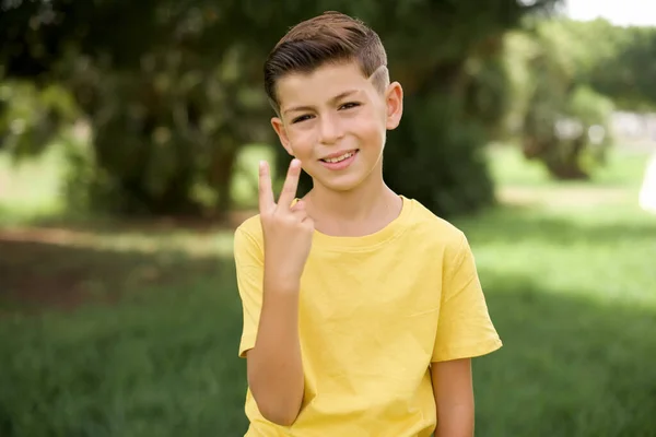 Vacker Vit Liten Pojke Bär Gul Shirt Står Utomhus Leende — Stockfoto