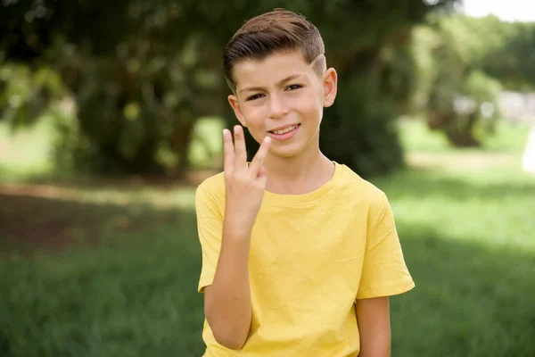 Lindo Menino Caucasiano Vestindo Camiseta Amarela Livre Sorrindo Olhando Amigável — Fotografia de Stock