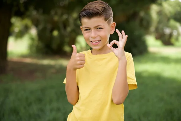 Vacker Vit Liten Pojke Med Gul Shirt Står Utomhus Leende — Stockfoto