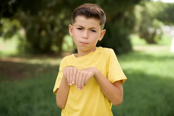 Lindo Caucasiano Menino Vestindo Amarelo Shirt Livre Faz Coelho Patas — Fotografia de Stock