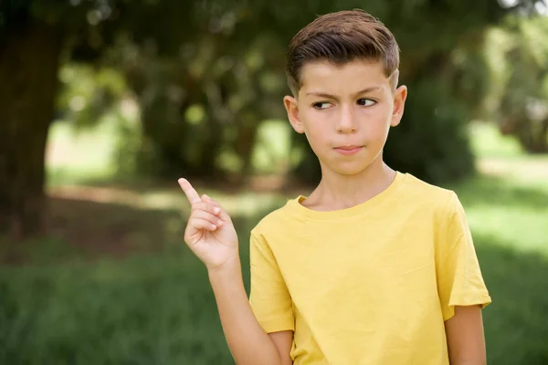 Hermoso Niño Caucásico Niño Vistiendo Camiseta Amarilla Pie Aire Libre —  Fotos de Stock