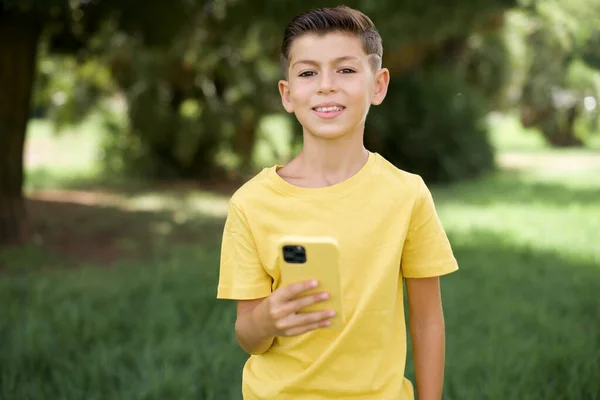 Menino Pequeno Caucasiano Bonito Vestindo Camiseta Amarela Livre Segura Telefone — Fotografia de Stock