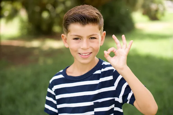 Hermoso Caucásico Pequeño Niño Usando Rayas Camiseta Pie Aire Libre —  Fotos de Stock
