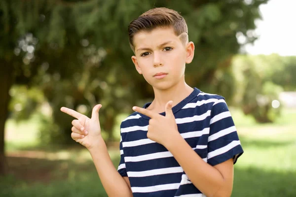 Optimistisk Vacker Vit Liten Pojke Klädd Randig Shirt Stående Utomhus — Stockfoto