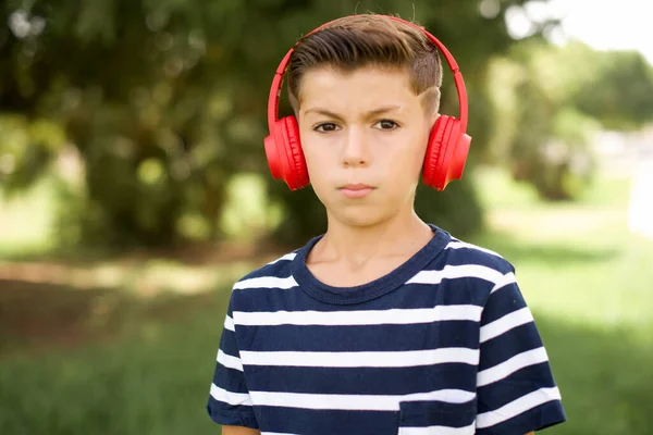 Grave Scontento Bello Ragazzo Caucasico Bambino Indossa Strisce Shirt Piedi — Foto Stock