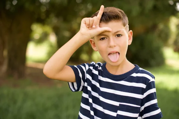 Divertido Hermoso Caucásico Niño Pequeño Con Rayas Camiseta Pie Aire —  Fotos de Stock