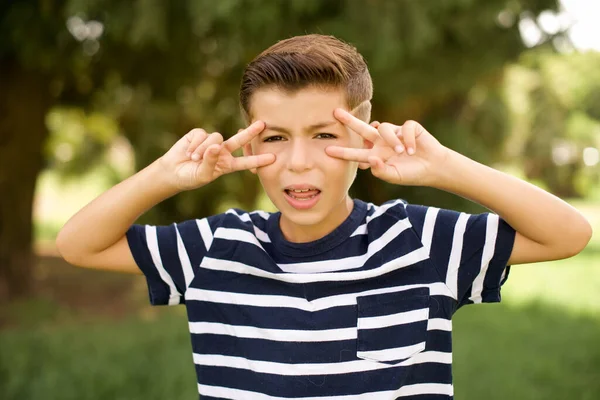 Alegre Positivo Hermoso Caucásico Pequeño Niño Usando Rayas Camiseta Pie —  Fotos de Stock