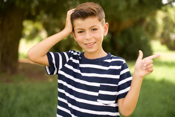 Förvånad Vacker Vit Liten Pojke Bär Randig Shirt Står Utomhus — Stockfoto