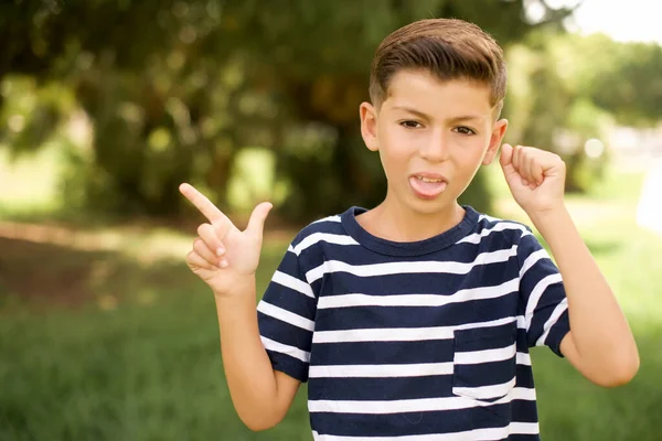 Hermoso Caucásico Niño Pequeño Con Rayas Camiseta Pie Aire Libre —  Fotos de Stock