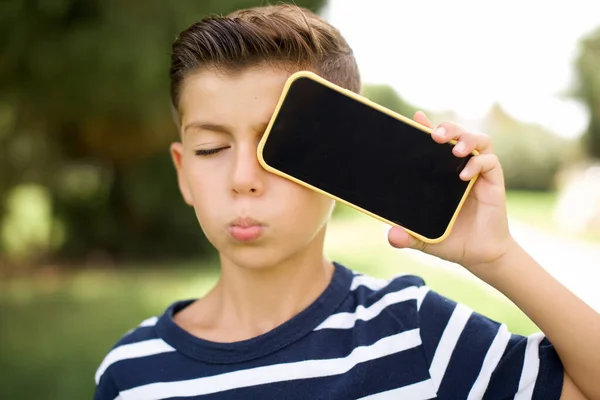 Adorable Hermoso Niño Caucásico Pequeño Con Camiseta Rayas Pie Aire —  Fotos de Stock