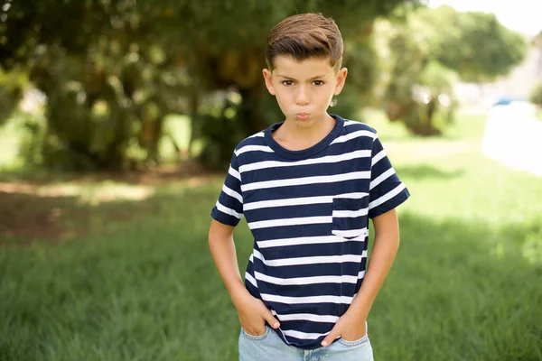 Πορτρέτο Του Όμορφη Αστεία Καυκάσιος Μικρό Αγόρι Φορώντας Ριγέ Shirt — Φωτογραφία Αρχείου