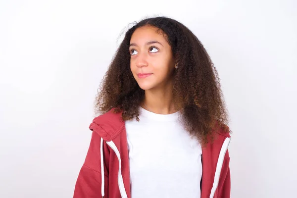 Krásná Teen Dívka Sobě Ležérní Oblečení Stojící Proti Bílému Pozadí — Stock fotografie