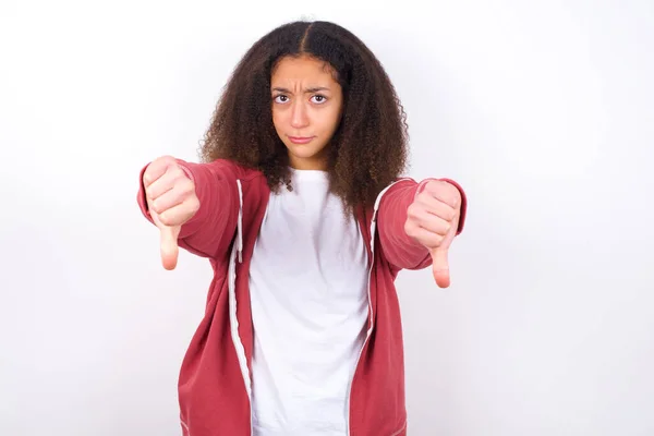 Vacker Tonåring Flicka Bär Casual Kläder Stående Mot Vit Bakgrund — Stockfoto