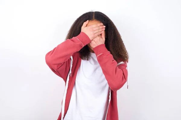 Belle Adolescente Portant Des Vêtements Décontractés Debout Sur Fond Blanc — Photo