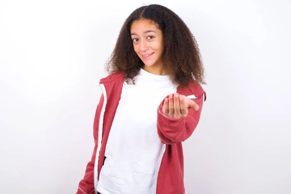 Krásná Dospívající Dívka Sobě Ležérní Oblečení Stojí Proti Bílému Pozadí — Stock fotografie