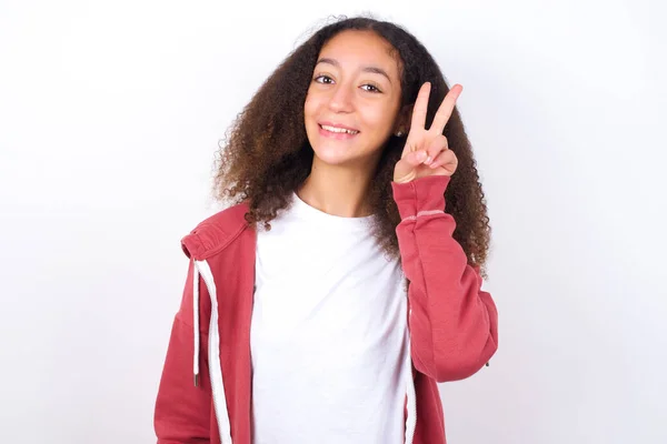 Bela Adolescente Menina Vestindo Roupas Casuais Contra Fundo Branco Sorrindo — Fotografia de Stock
