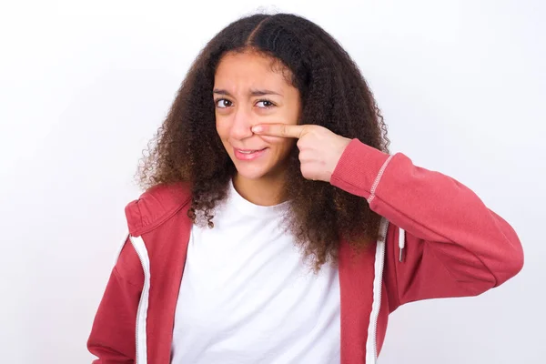 Belle Adolescente Portant Des Vêtements Décontractés Debout Sur Fond Blanc — Photo