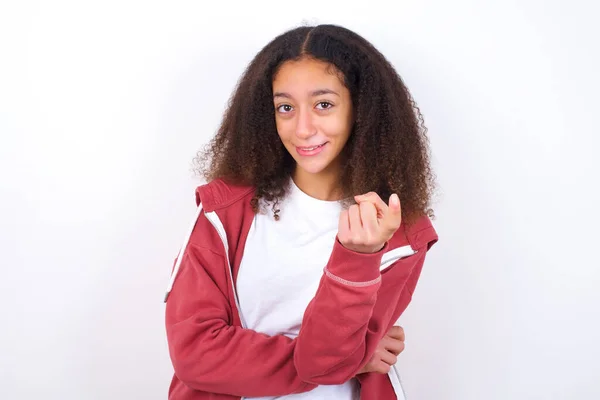 Krásná Dospívající Dívka Sobě Ležérní Oblečení Stojící Proti Bílému Pozadí — Stock fotografie