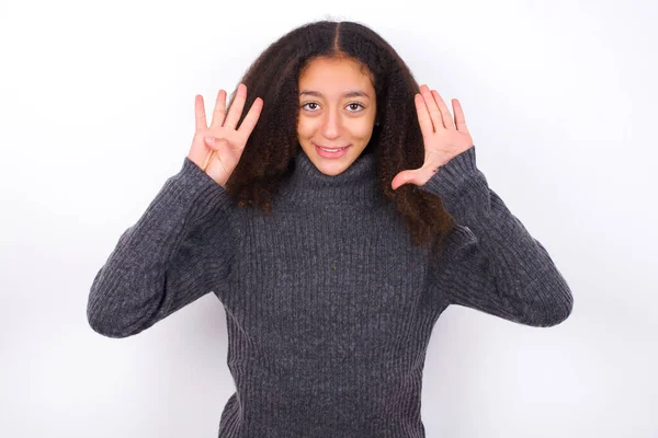 Krásná Dospívající Dívka Sobě Šedý Rolák Stojící Proti Bílému Pozadí — Stock fotografie