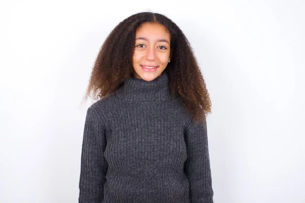 Krásná Dospívající Dívka Sobě Šedý Rolák Stojí Proti Bílému Pozadí — Stock fotografie