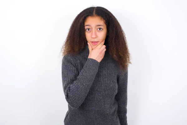 Krásný Dospívající Dívka Sobě Šedý Rolák Stojící Proti Bílému Pozadí — Stock fotografie
