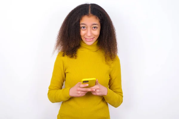 Belle Adolescente Portant Col Roulé Jaune Debout Sur Fond Blanc — Photo