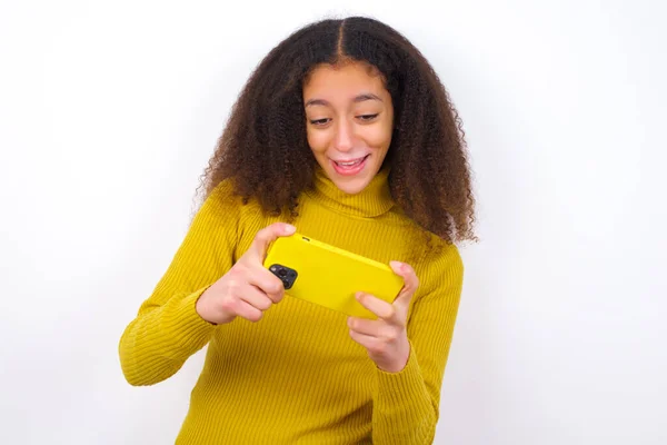 Retrato Una Hermosa Adolescente Excitada Con Cuello Alto Amarillo Pie — Foto de Stock