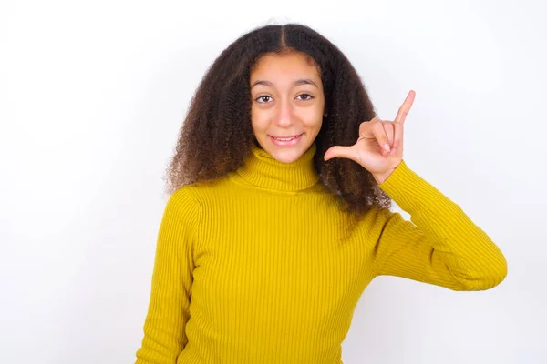 Krásný Dospívající Dívka Sobě Žlutý Rolák Stojící Proti Bílému Pozadí — Stock fotografie