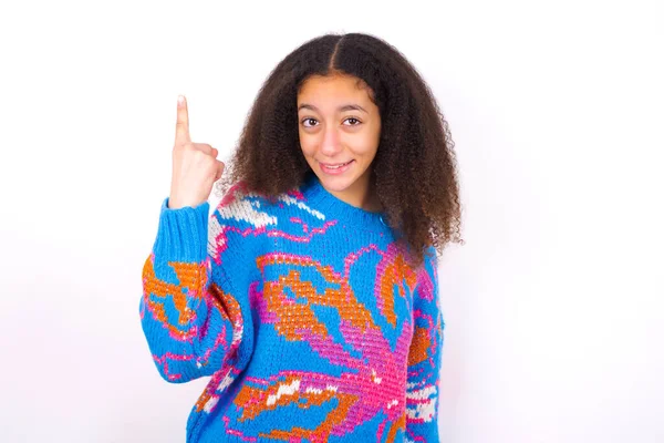 Linda Menina Adolescente Vestindo Camisola Colorida Contra Fundo Branco Sorrindo — Fotografia de Stock