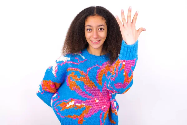 Schönes Teenie Mädchen Buntem Pullover Steht Vor Weißem Hintergrund Und — Stockfoto