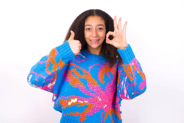 Piękna Nastolatka Dziewczyna Kolorowy Sweter Stojący Białym Tle Uśmiechając Się — Zdjęcie stockowe