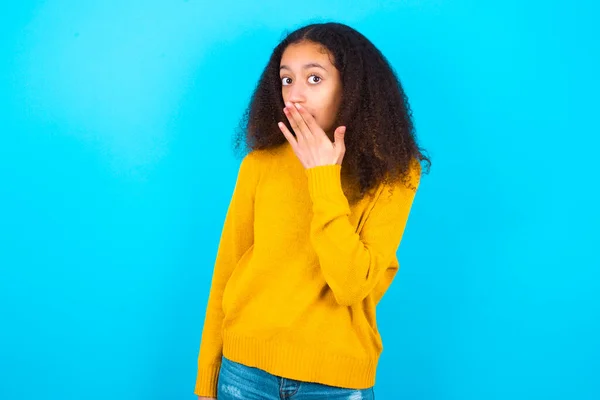 Hermosa Adolescente Con Suéter Amarillo Pie Contra Fondo Azul Cubre — Foto de Stock