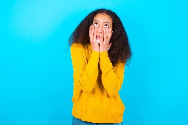 Hermosa Adolescente Con Suéter Amarillo Pie Sobre Fondo Azul Mantiene — Foto de Stock