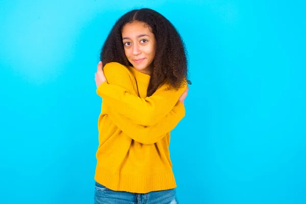 Urocza Zadowolona Piękna Nastolatka Żółtym Swetrze Stojąca Niebieskim Tle Obejmuje — Zdjęcie stockowe