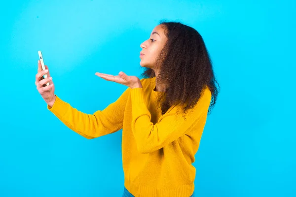 Hermosa Adolescente Con Suéter Amarillo Pie Contra Fondo Azul Sopla — Foto de Stock