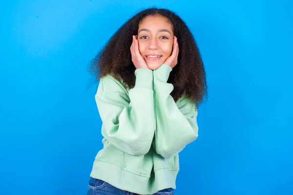 Boldog Szép Tinédzser Lány Visel Zöld Pulóver Álló Kék Háttér — Stock Fotó