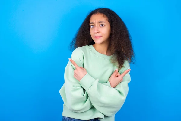 Komoly Gyönyörű Tinédzser Lány Visel Zöld Pulóvert Álló Kék Háttér — Stock Fotó