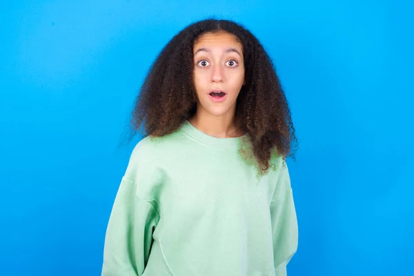 Choqué Belle Adolescente Portant Pull Vert Debout Sur Fond Bleu — Photo