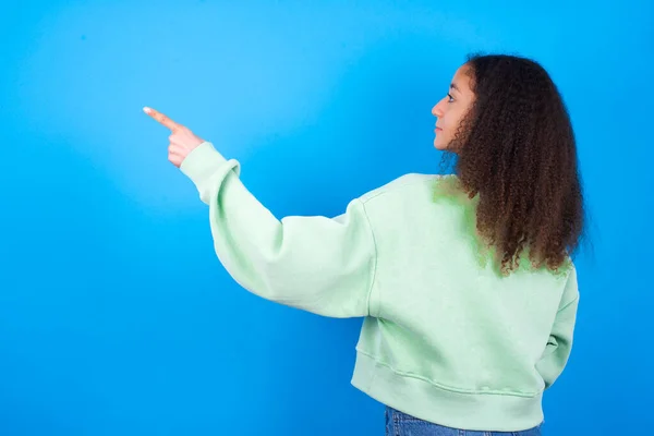 Bella Ragazza Adolescente Indossa Maglione Verde Piedi Sullo Sfondo Blu — Foto Stock