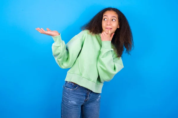 Positif Belle Adolescente Portant Pull Vert Debout Sur Fond Bleu — Photo